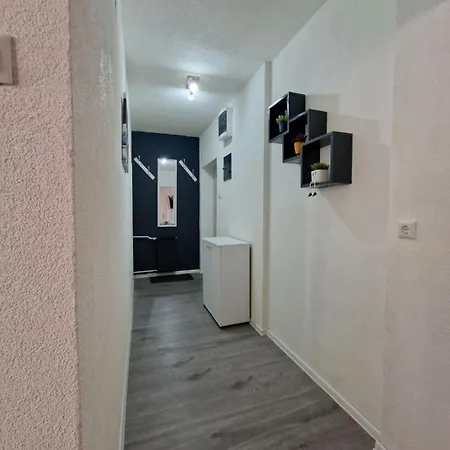 Daire Black & White Modern