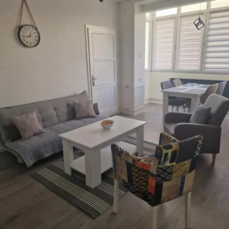Daire Black & White Modern